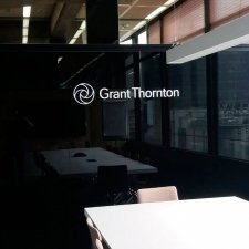 Rótulo metacrilato LOGOTIPOS GRANT THORNTON