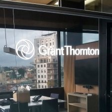Rótulo metacrilato LOGOTIPOS GRANT THORNTON