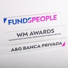Trofeo de metacrilato premios FUNDSPEOPLE 2022