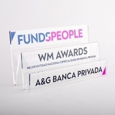 Trofeo de metacrilato premios FUNDSPEOPLE 2022