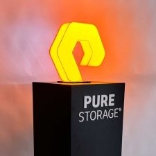 Expositor iluminado PURE STORAGE