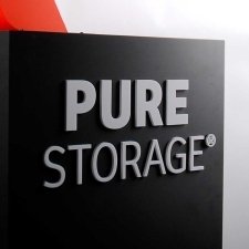 Expositor iluminado PURE STORAGE