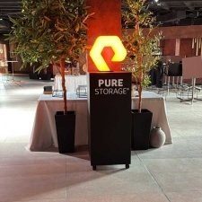 Expositor iluminado PURE STORAGE