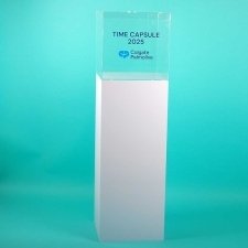 Urna de metacrilato en columna COLGATE PALMOLIVE