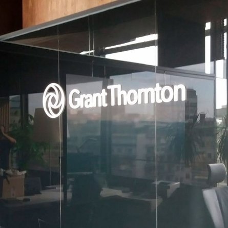 Rótulo metacrilato LOGOTIPOS GRANT THORNTON