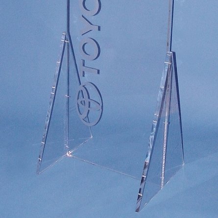 Expositor metacrilato inauguración TOYOTA