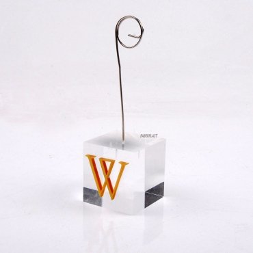 Peanas y soportes metacrilato